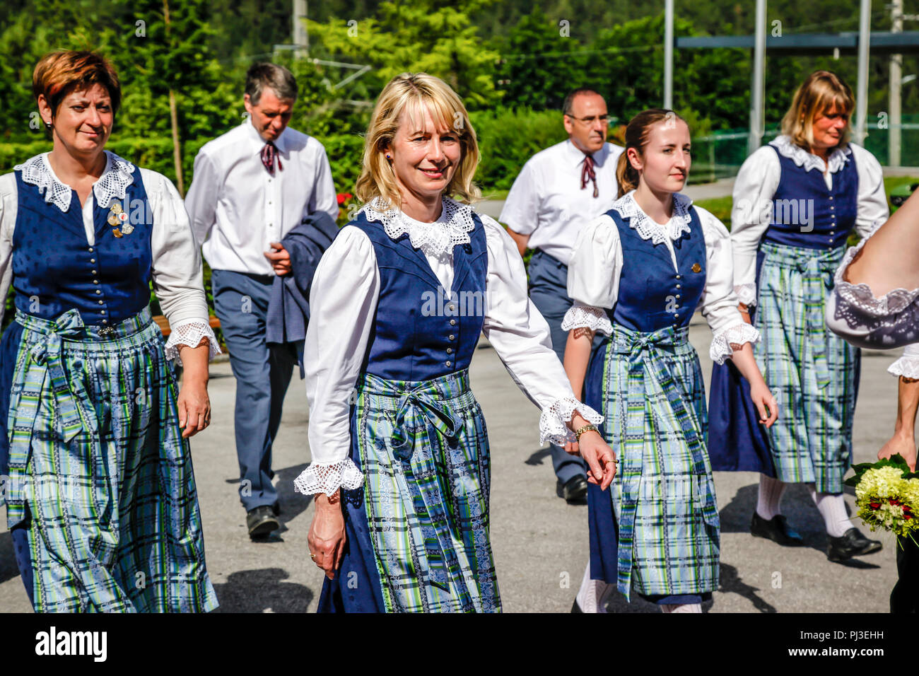 Tiroler Dirnen März aus dem Dorfplatz vom Mäzenatentum Tag in Reith bei Seefeld, Österreich Stockfoto