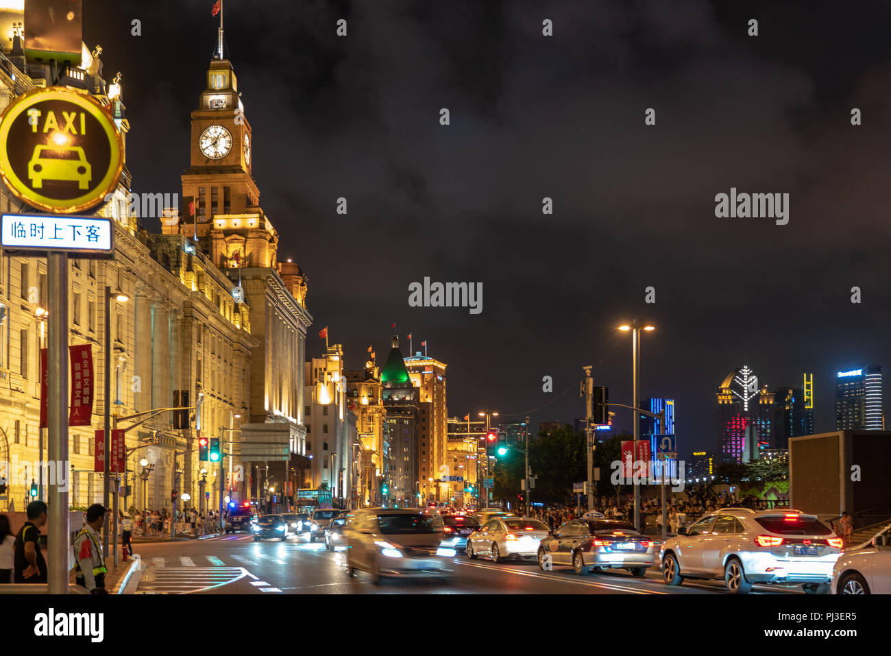 Night Shot des Bund in Shanghai, China, mit viel Verkehr und Taxi unterzeichnen. Stockfoto