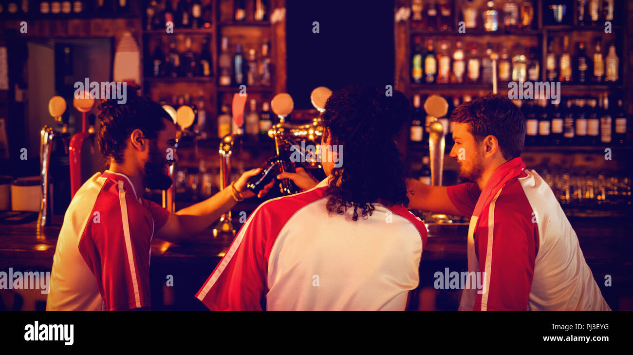 Gruppe von männlichen Freunden toasten Bier Flaschen Stockfoto