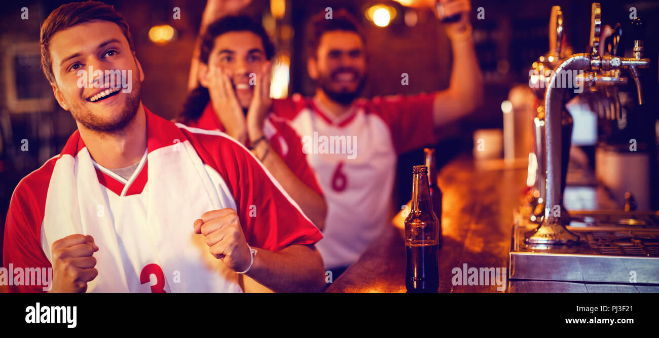 Gruppe von männlichen Freunden, Fußball Match Stockfoto