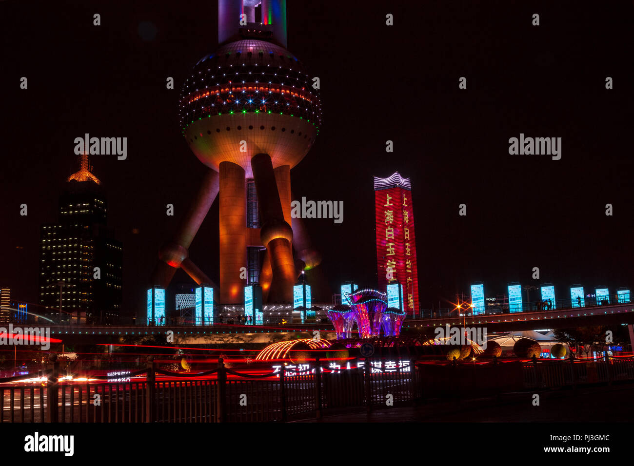 SHANGHAI, China - 17. MAI 2018: Oriental Pearl Tower und Gebäude im modernen Stadtteil Pudong, Shanghai Stockfoto