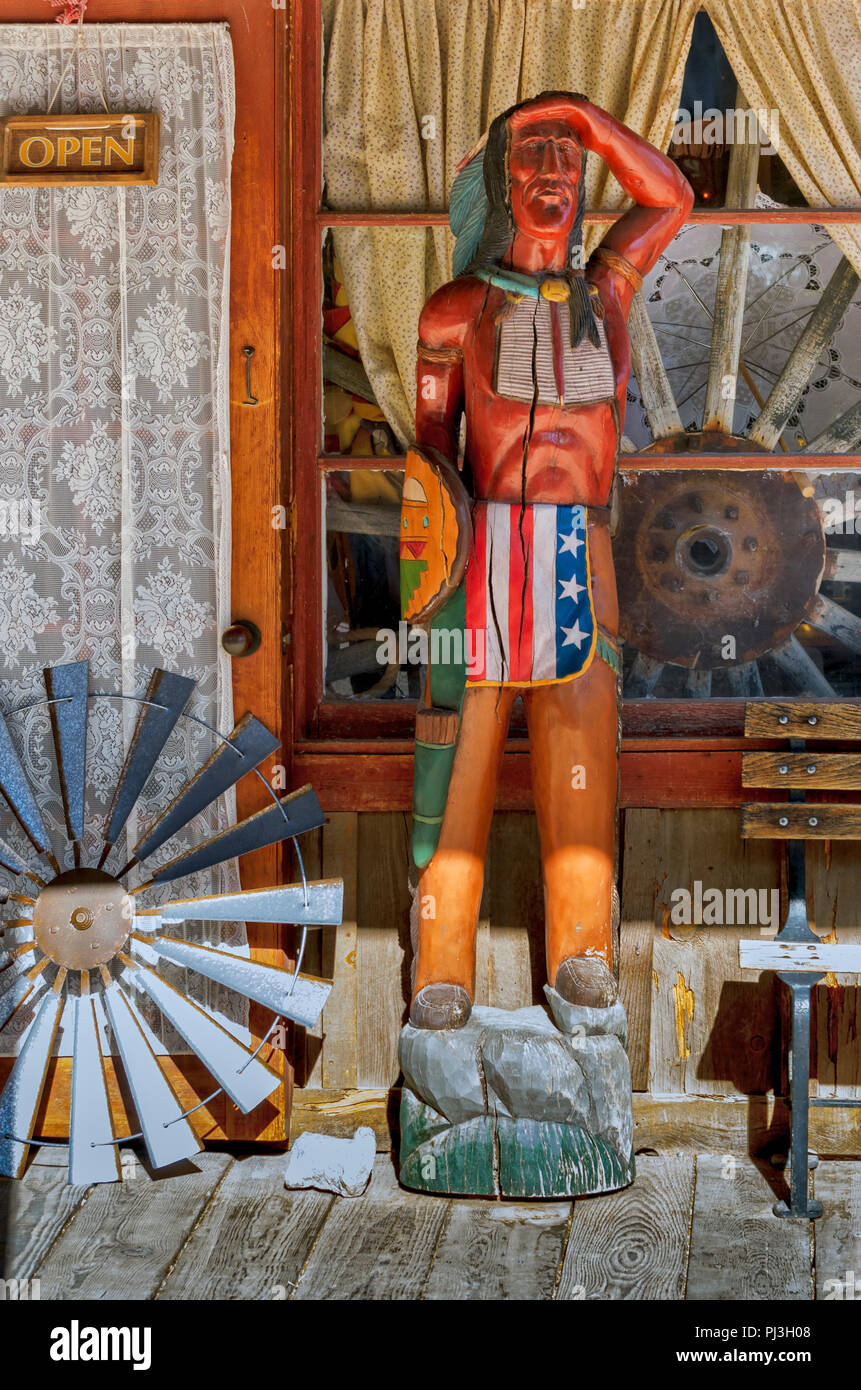 Holz- Inder mit den Sternen und Streifen, auf hölzernen Gehweg der Store Front in Old Tucson. Stockfoto