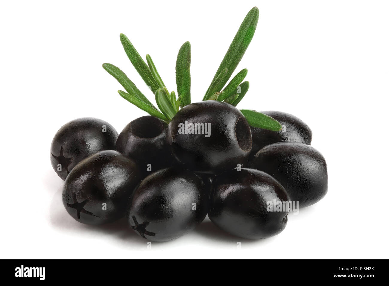 Ganze schwarze Oliven mit Rosmarin Blätter auf weißem Hintergrund Makro isoliert Stockfoto