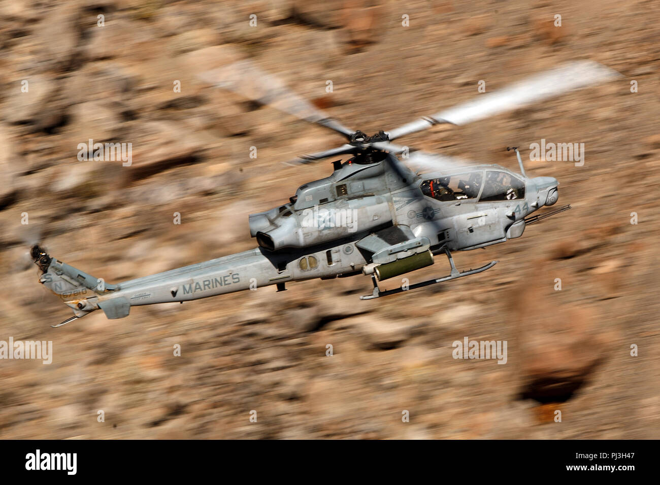 United States Marines Corps Bell AH-1Z Viper (SN 167810) fliegt low level auf der Jedi Übergang durch Star Wars Canyon/Rainbow Canyon, Death Valley National Park, Panamint Springs, Kalifornien, Vereinigte Staaten von Amerika Stockfoto
