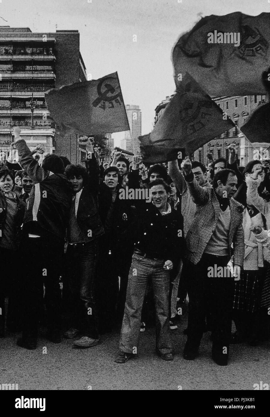 Y MILITANTES SIMPATIZANTES DEL PCE CELEBRANDO LA LEGALIZACION DEL