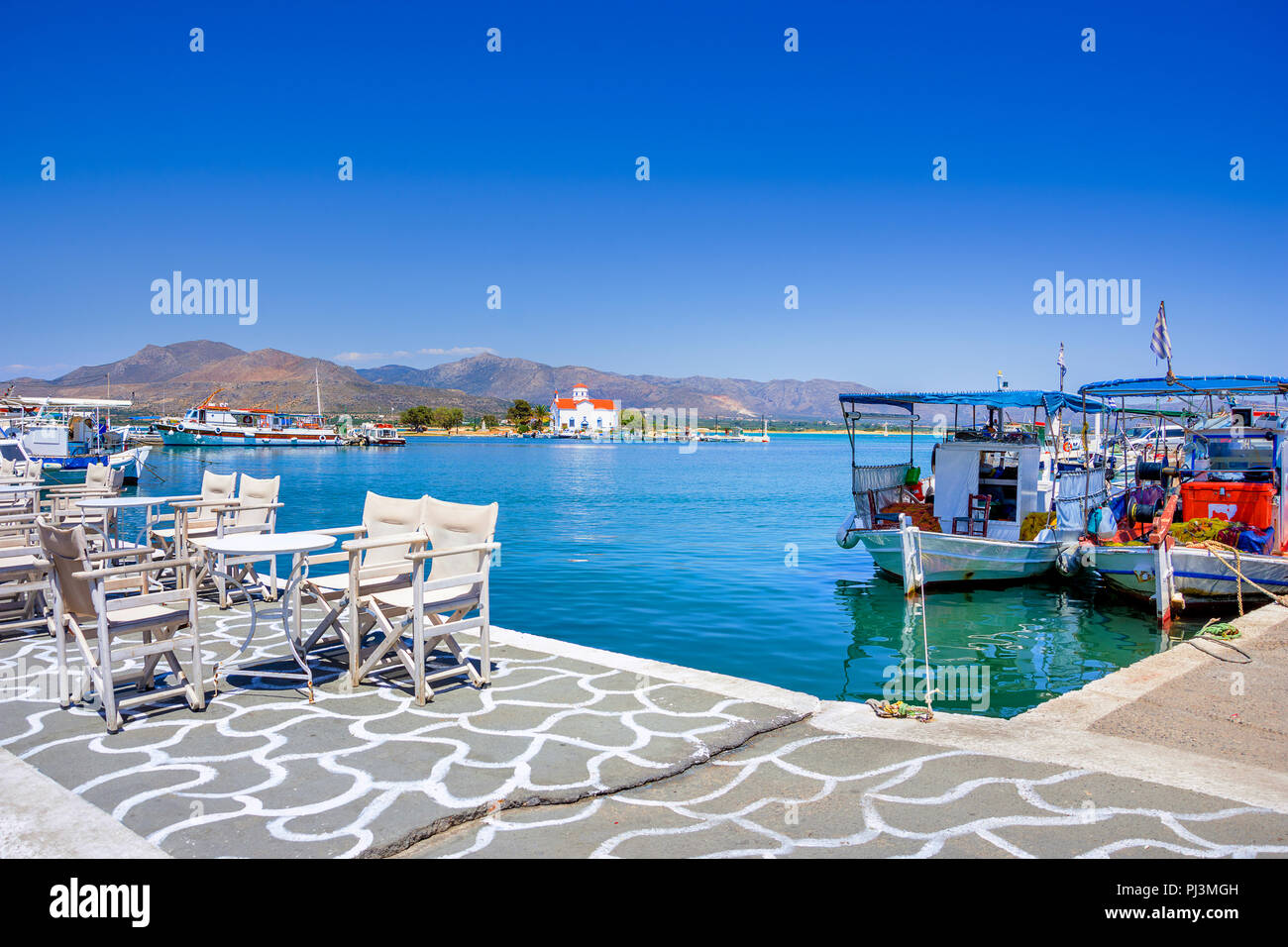 Der kleine Hafen auf Elafonisos Island, Peloponnes, Griechenland. Stockfoto