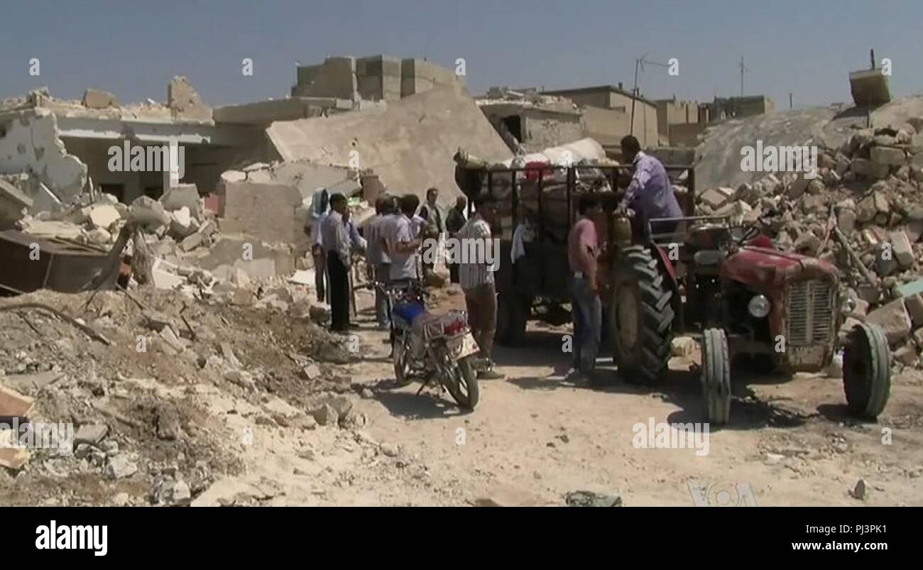 Azaz Syrien während der syrischen Bürgerkrieg Hubraum mit Traktor. Stockfoto