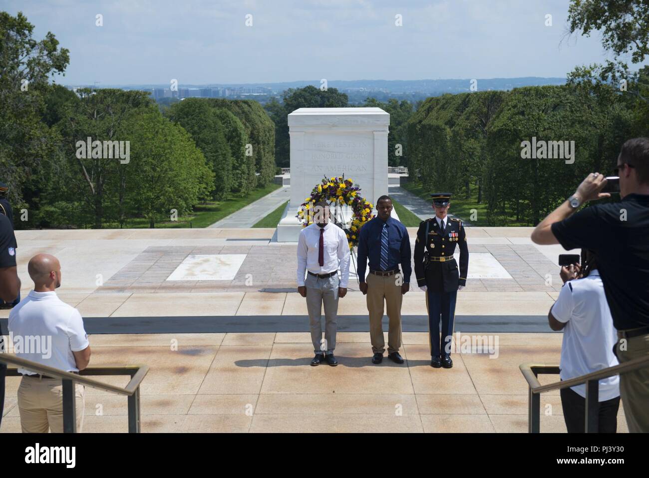 Baltimore Ravens besuchen sie den Arlington National Friedhof 6326451510). Stockfoto