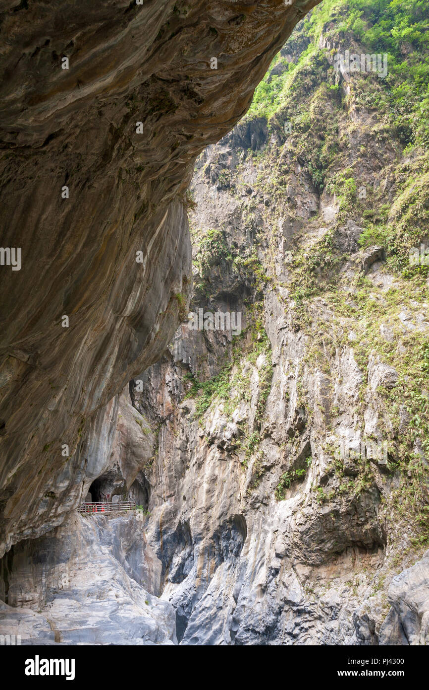 Das Cliffside tunnel Galerie und Marmor Canyons und Tunnel von neun dreht, Taroko Nationalpark, Hualien, Taiwan Stockfoto