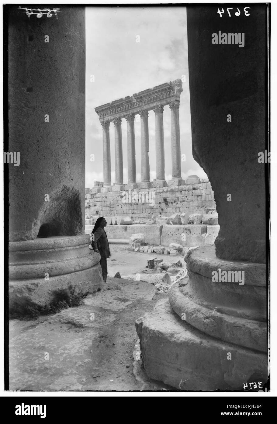 Baalbek. "Heliopolis". Tempel der Sonne durch die Spalten der Säulenhalle des Bacchus Tempel gerahmt Stockfoto