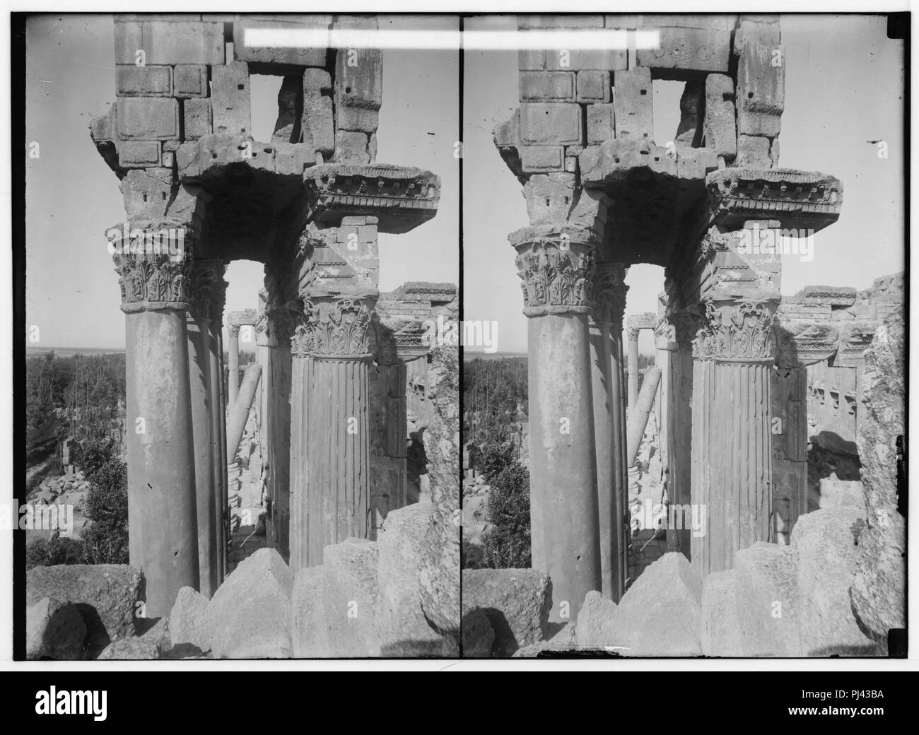 Baalbek. Hauptstädte der kannelierten Säulen Stockfoto