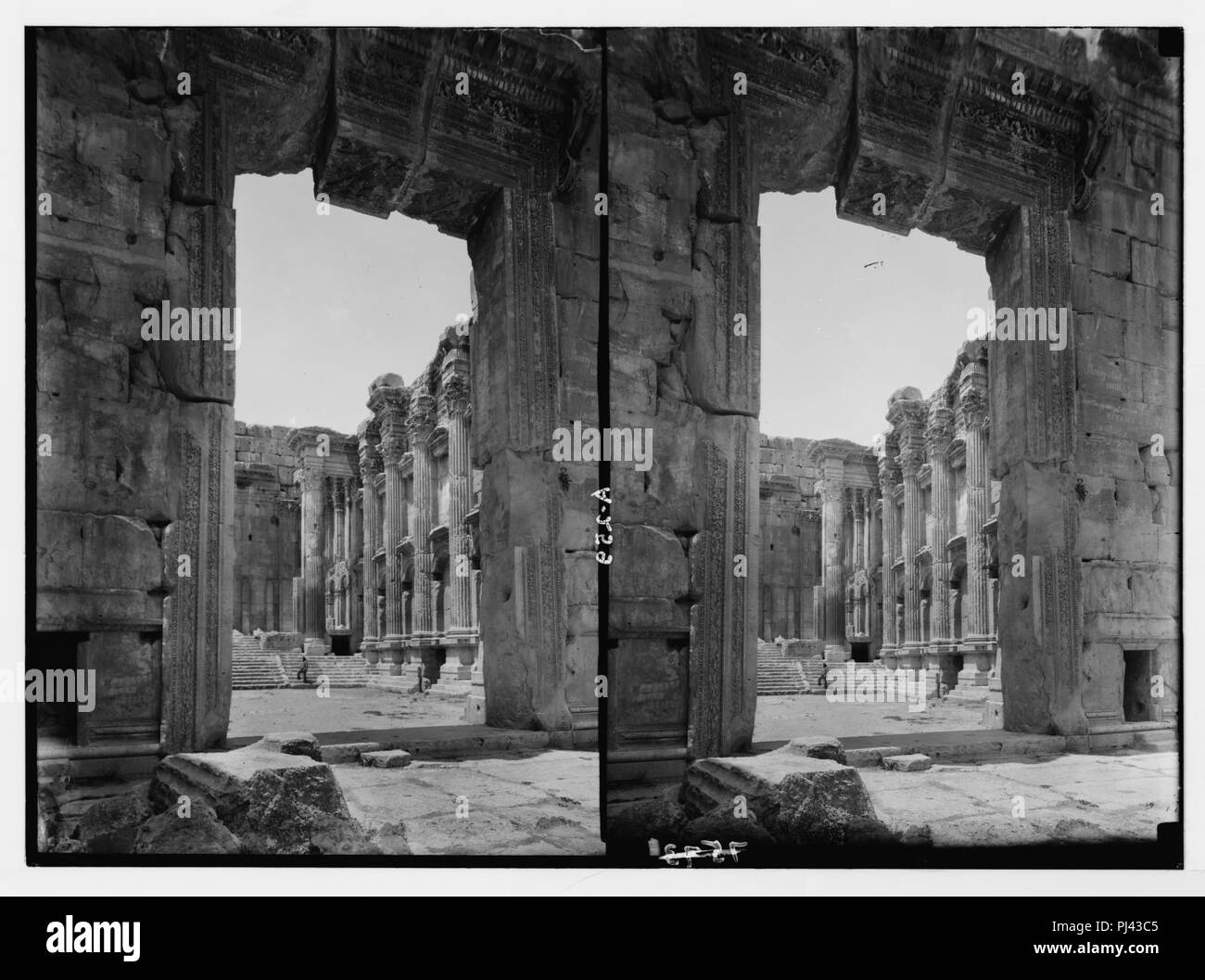 Baalbek. Der Blick in den Bacchus Tempel übersicht Tür Stockfoto