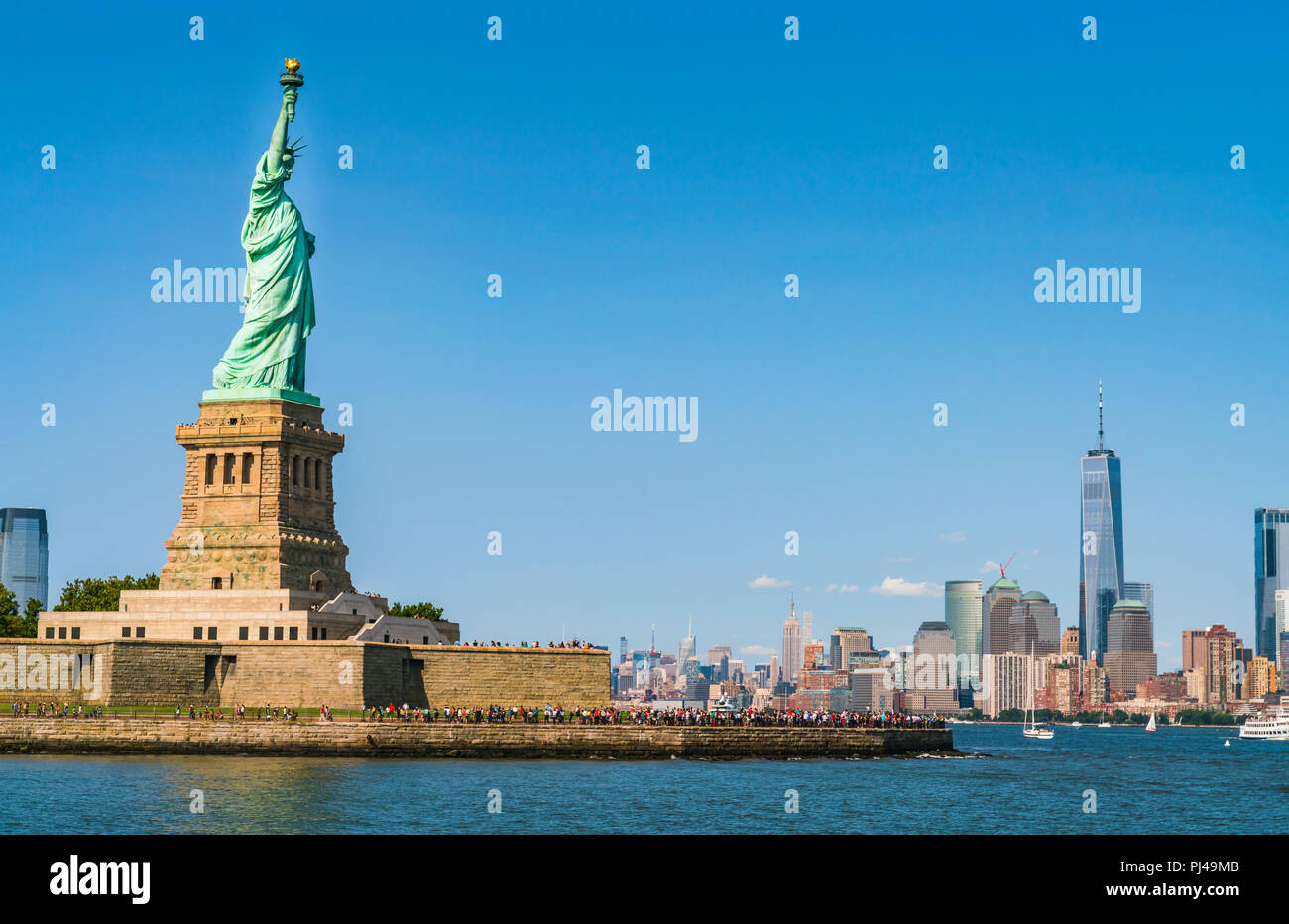 Die Freiheitsstatue mit blauem Himmel Hintergrund. Stockfoto