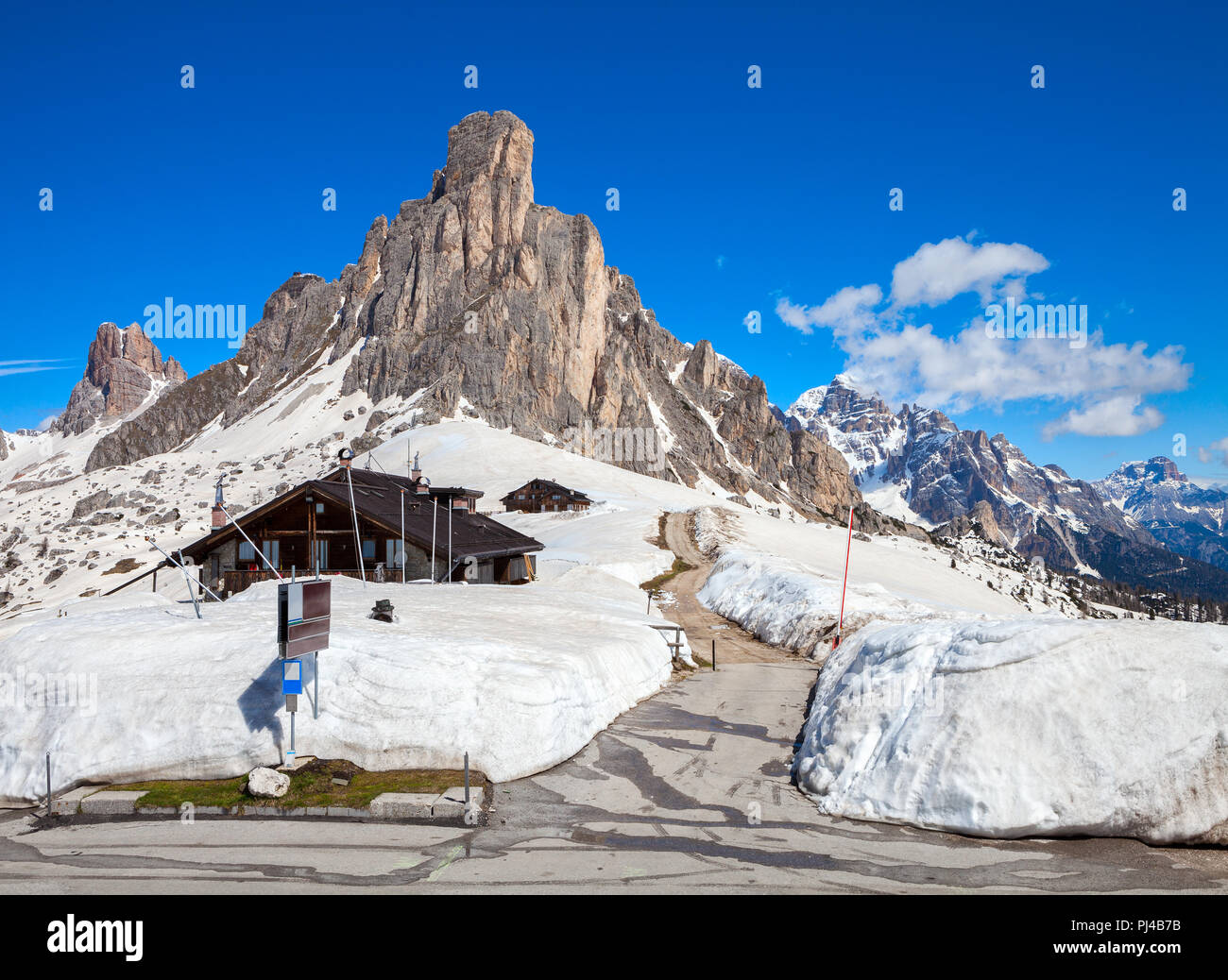 Giau Pass in the late spring day, Dolomites, Italy,  in the foreground Gusela. Stockfoto