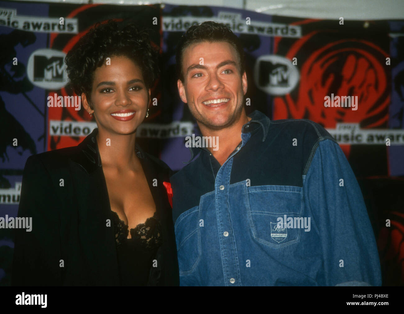 LOS ANGELES, Ca - 9. SEPTEMBER: (L-R) Schauspielerin Halle Berry und Schauspieler Jean-Claude Van Damme nehmen an der 9. jährlichen MTV Video Music Awards am 9. September 1992 an Pauley Pavillion, UCLA in Westwood, Los Angeles, Kalifornien. Foto von Barry King/Alamy Stock Foto Stockfoto