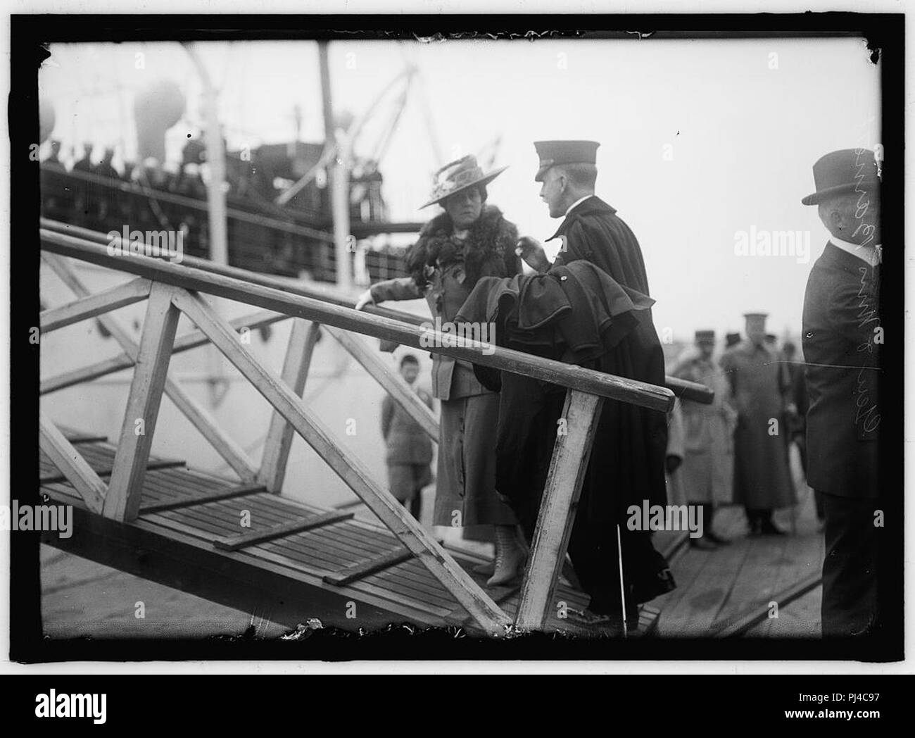 Barnett, George, MAJ. GEN. Kommandant, U.S.M.C. Mit Frau. Barnett BOARDING 'MAYFLOWER' Stockfoto