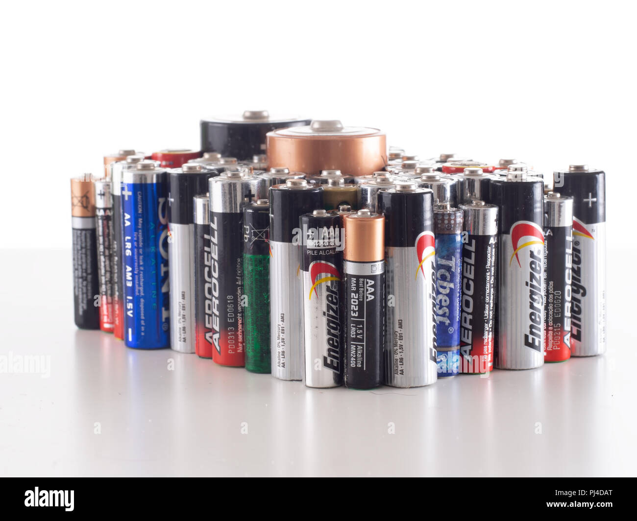 Un-Umweltfreundliche alkaline Batterien Nahaufnahme. Alt und verstaubt. Giftige Hausmüll. Stockfoto