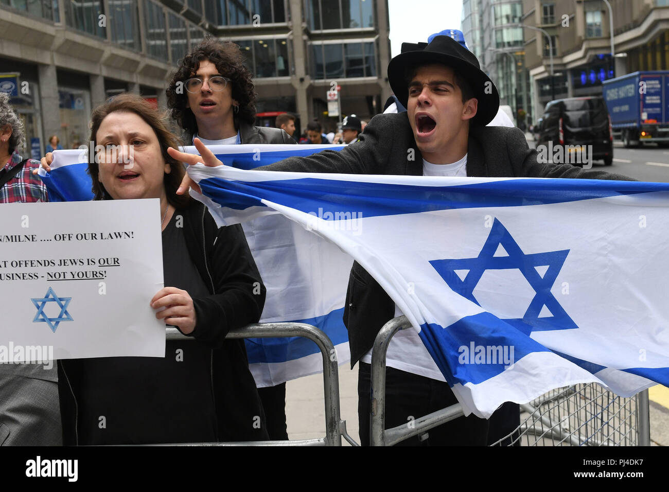 Aktivistinnen außerhalb einer Sitzung des nationalen Exekutivkomitees in London, die erwartet wird, ob die Internationale Erinnerung an den Holocaust Alliance (Ihra) Definition des Antisemitismus und seine Beispiele, die Gegenstand eines erbitterten Streit innerhalb der Partei in den letzten Monaten zu entscheiden. Stockfoto