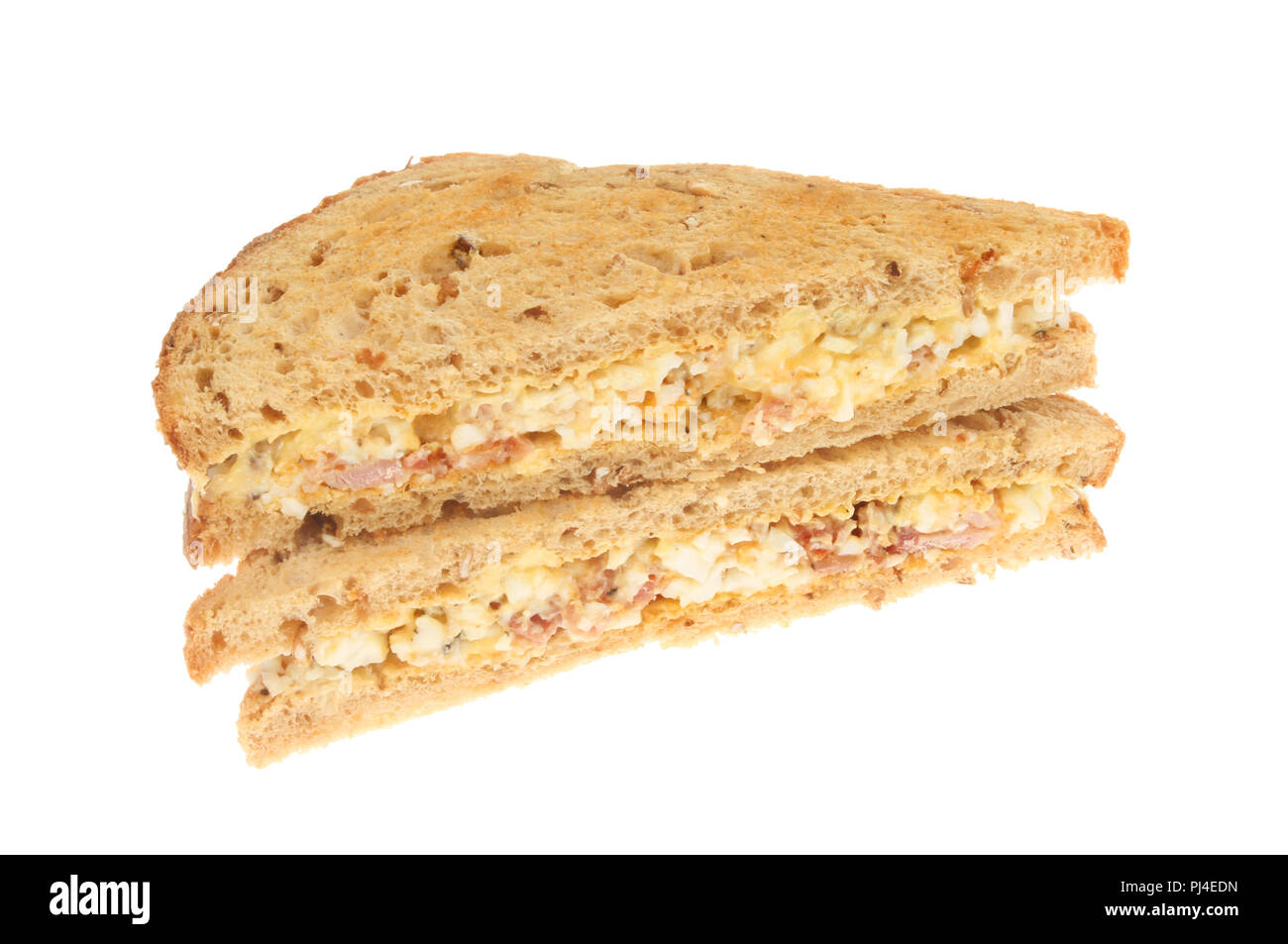 Ei, Mayonnaise und Speck Sandwiches mit leicht geröstetes Vollkornbrot, gegen Weiße isoliert Stockfoto