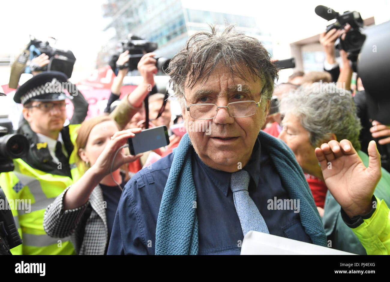 Peter Willsman anreisen, für eine Konferenz der nationalen Exekutivkomitees in London, die erwartet wird, ob die Internationale Erinnerung an den Holocaust Alliance (Ihra) Definition des Antisemitismus und seine Beispiele, die Gegenstand eines erbitterten Streit innerhalb der Partei in den letzten Monaten zu entscheiden. Stockfoto