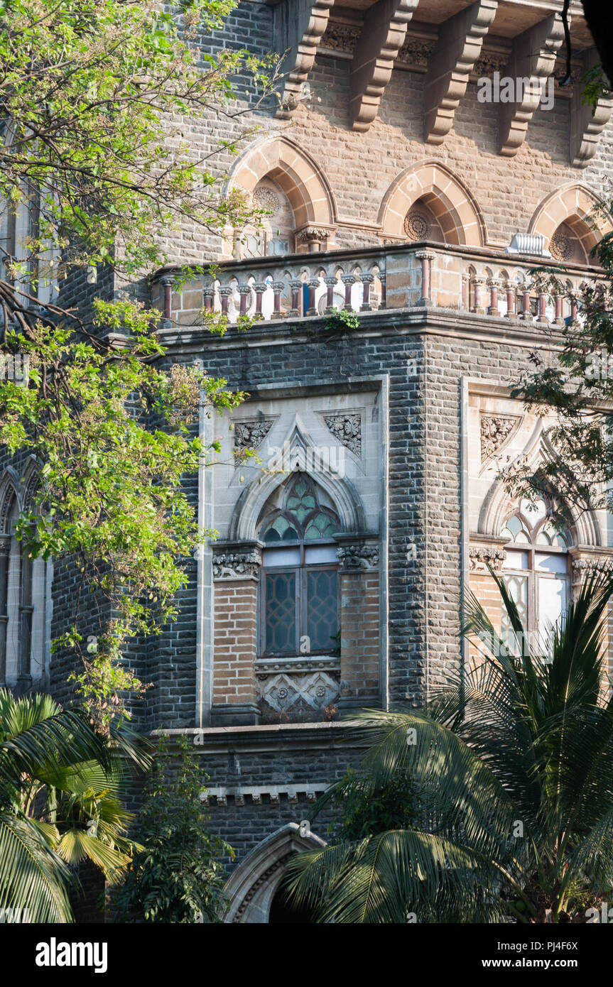 Windows verzierten im Gebäude aus Stein von Bombay High Court Stockfoto