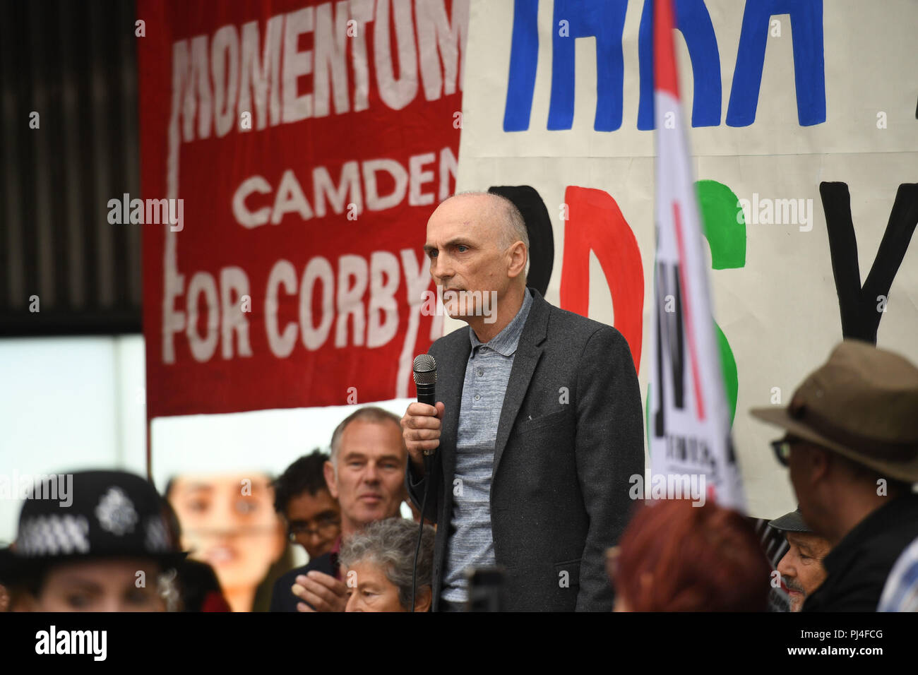 Chris Williamson MP außerhalb in einer Sitzung des nationalen Exekutivkomitees in London, die erwartet wird, ob die Internationale Erinnerung an den Holocaust Alliance (Ihra) Definition des Antisemitismus und seine Beispiele, die Gegenstand eines erbitterten Streit innerhalb der Partei in den letzten Monaten zu entscheiden. Stockfoto