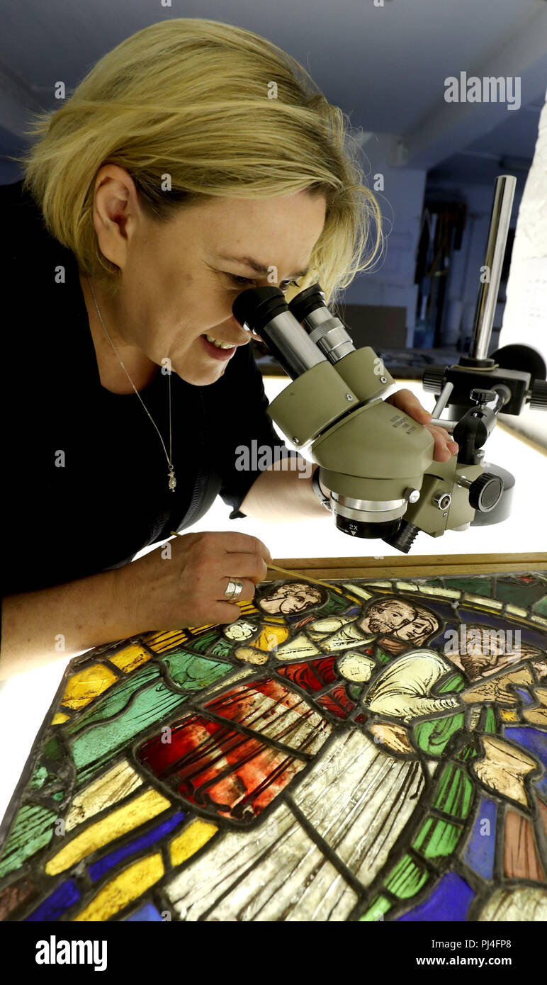 Leonie Seliger, Direktor des Canterbury Kathedrale Glasmalerei Studio, Ansichten Glasmalerei Panels in ihrem Atelier in der Kathedrale in Kent, die bisher gedacht waren, die Arbeit der Restauratoren im viktorianischen Stil, aber bisher auf dem späten 12. Jahrhundert gefunden worden, so dass Sie die früheste bekannte Kunstwerke, die Pilger nach Canterbury reisen. Stockfoto