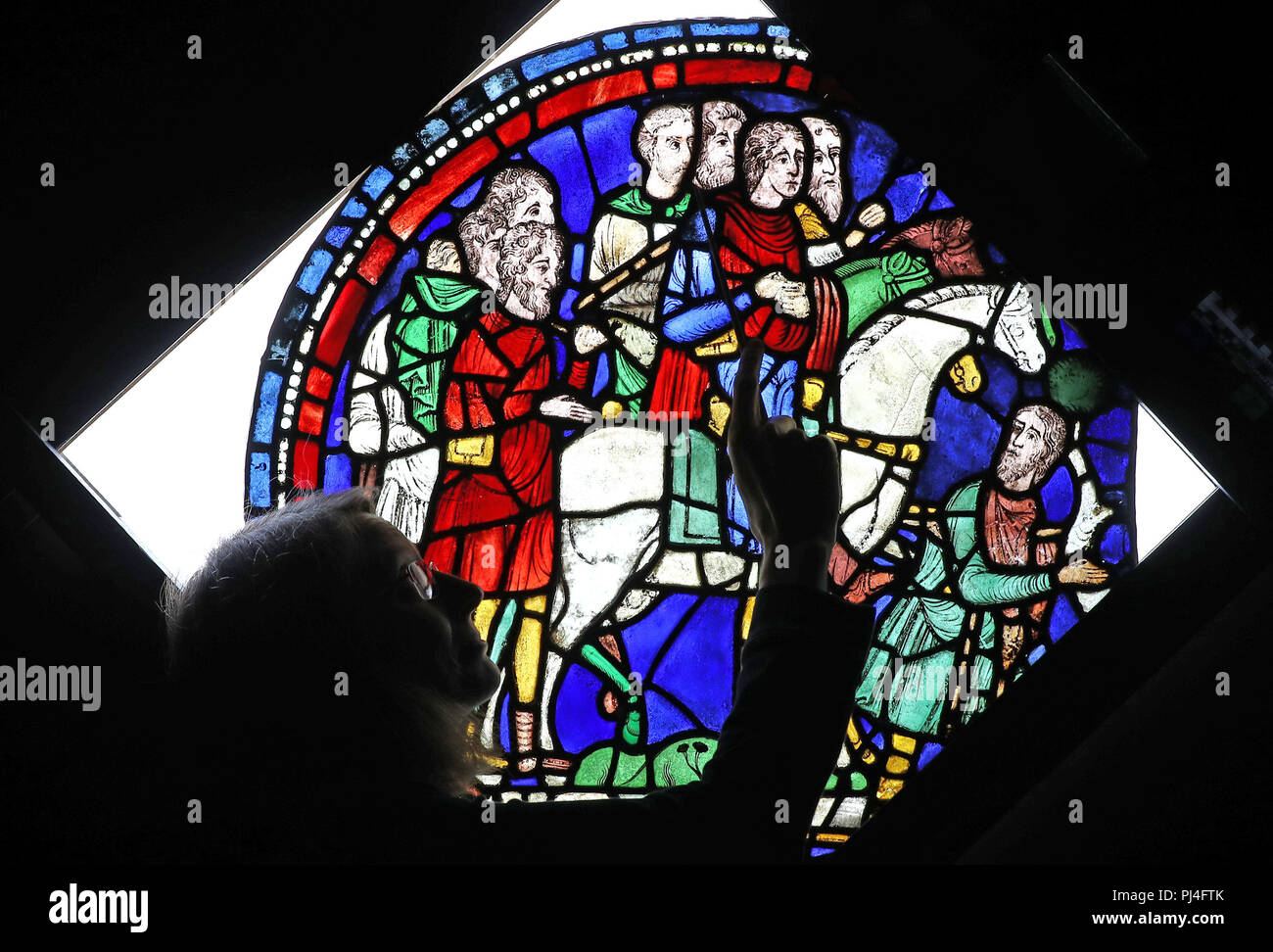 Dr. Rachel Koopmans, Associate Professor für Geschichte an der York Universität in Toronto, Ansichten Glasfenster in der Kathedrale von Canterbury in Kent, die bisher gedacht waren, die Arbeit der Restauratoren im viktorianischen Stil, aber bisher auf dem späten 12. Jahrhundert gefunden worden, so dass Sie die früheste bekannte Kunstwerke, die Pilger nach Canterbury reisen. Stockfoto