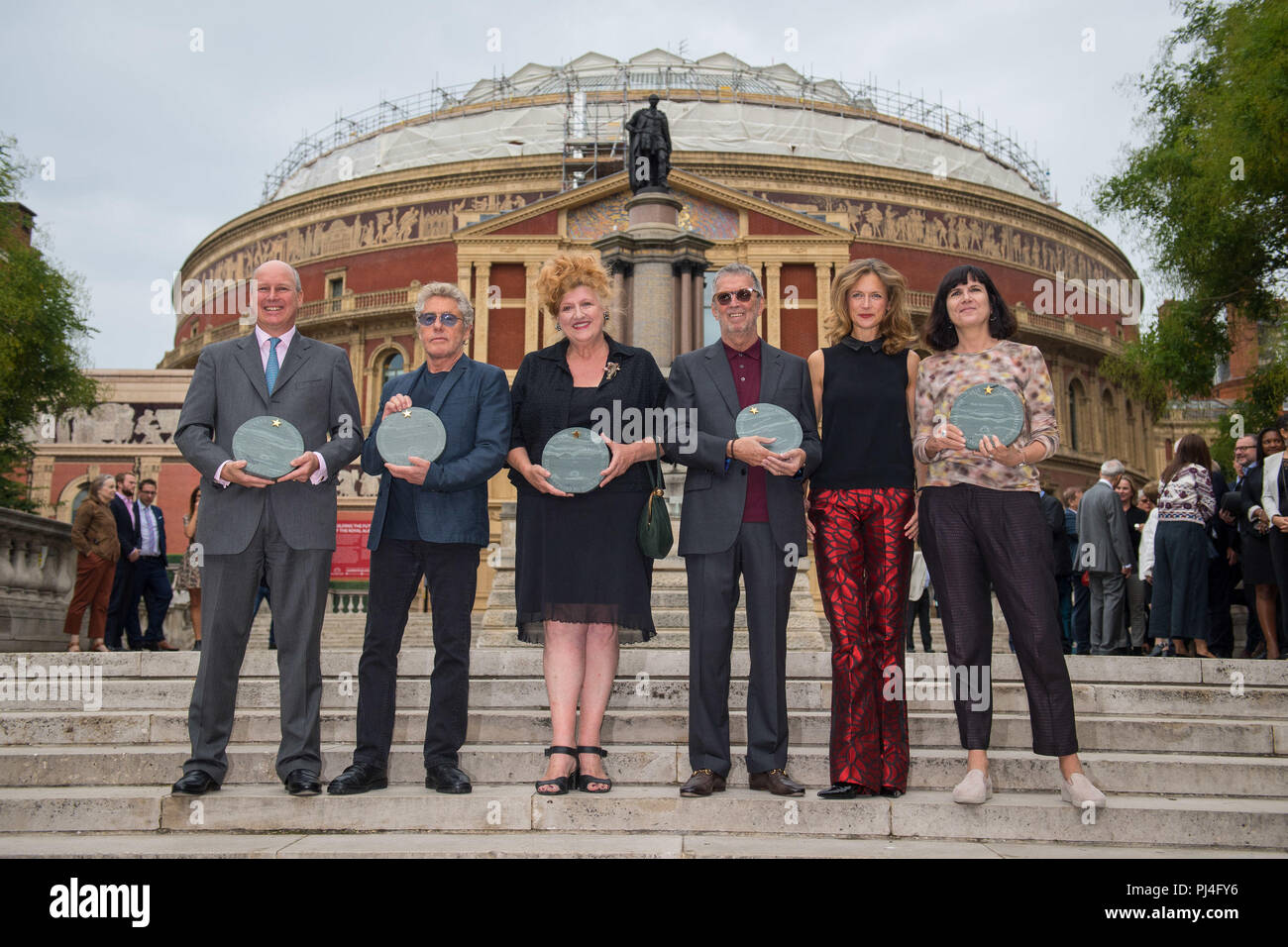 (Von links nach rechts) Randolph Churchill, Roger Daltrey, Eve Ferret vom Chelsea Arts Club, Eric Clapton, Katie Derham und Catherine Mayer, Gründerin der Women's Equality Party, vor der Royal Albert Hall in London, bei der Enthüllung von 11 gravierten Steinen, die wichtige Persönlichkeiten der Geschichte des Gebäudes vor seinem 150-jährigen Bestehen würdigen. Stockfoto