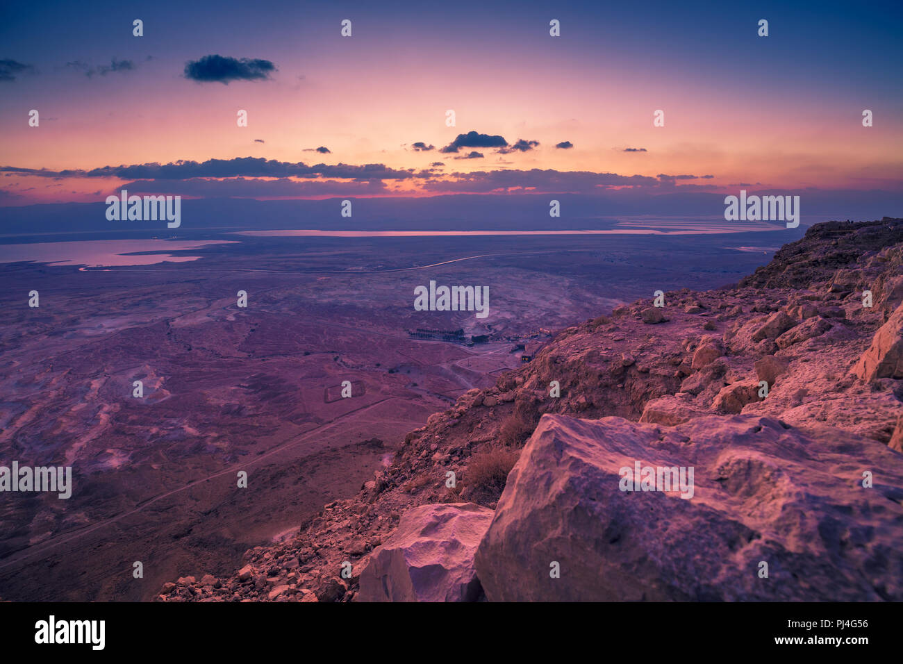 Schönen Sonnenaufgang über der Festung Masada. Ruinen von König Palast des Herodes in der Wüste Juda, Israel Stockfoto