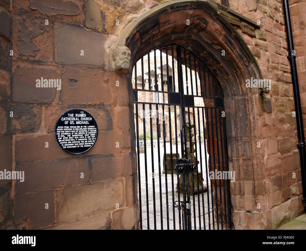 Gedenktafel am Eingangstor zu den Ruinen der Kathedrale St. Michael, Kathedrale von Coventry, Coventry, West Midlands, England, Großbritannien, Stockfoto