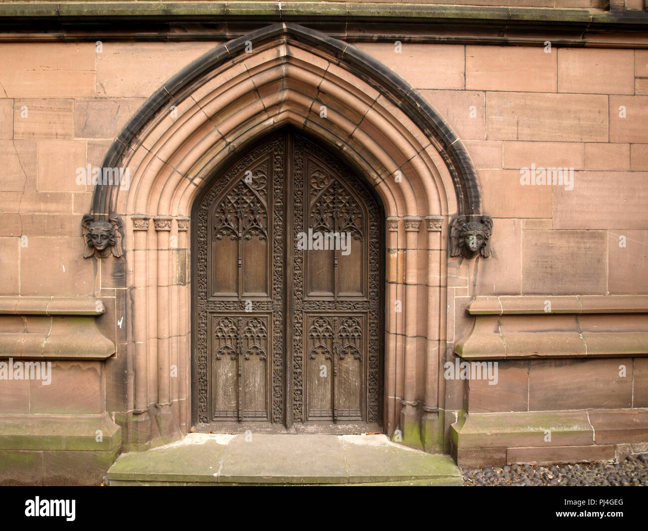 Tür an der Spitze des zerstörten Kathedrale St. Michael, Kathedrale von Coventry, Coventry, West Midlands, England, Großbritannien, Stockfoto