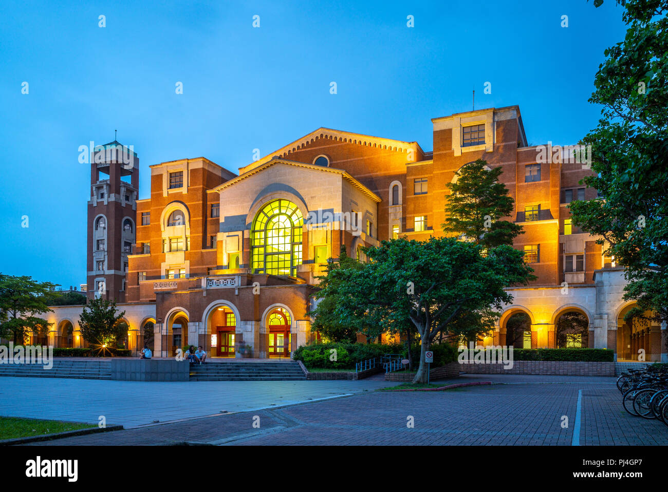 National Taiwan University Bibliothek bei Nacht Stockfoto