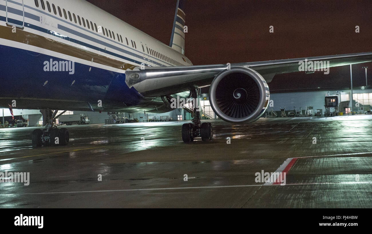 Private Jet Boeing 767-200 wie in der tech Bucht am Internationalen Flughafen Glasgow, Renfrewshire, Schottland - 8. Juli 2017 zu sehen Stockfoto