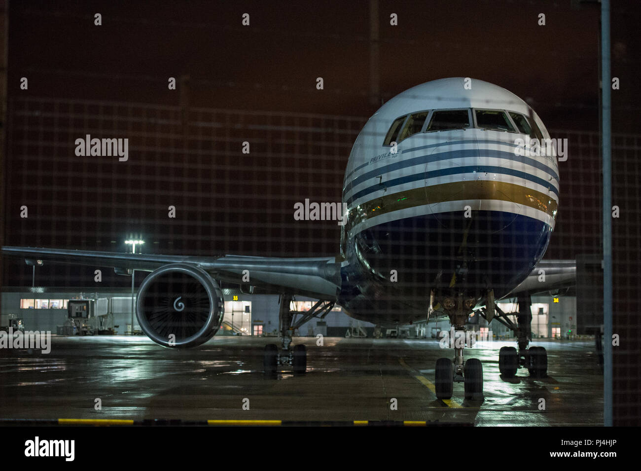Private Jet Boeing 767-200 wie in der tech Bucht am Internationalen Flughafen Glasgow, Renfrewshire, Schottland - 8. Juli 2017 zu sehen Stockfoto