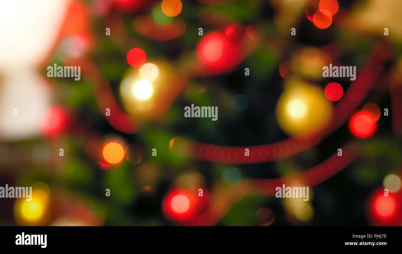 Unscharf Bild von roten und goldenen Kugeln am Weihnachtsbaum im Wohnzimmer Stockfoto