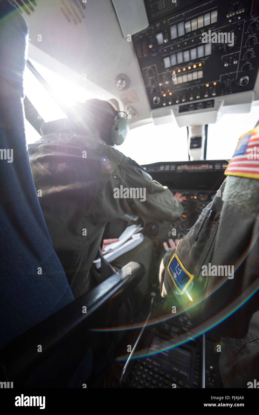 Us-Luftwaffe Kapitän Heather Burns, Links, und Oberstleutnant Trigg Randall, rechts, 3. Flying Training Squadron, aus Alpena Combat Readiness Training Center, Mich., Nov. 26, 2018. Fortsetzung Schulungen können Kursleiter Piloten ihre Kenntnisse und Qualifikationen zu erhalten. (U.S. Air Force Foto von Tech. Sgt. Erik Cardenas) Stockfoto