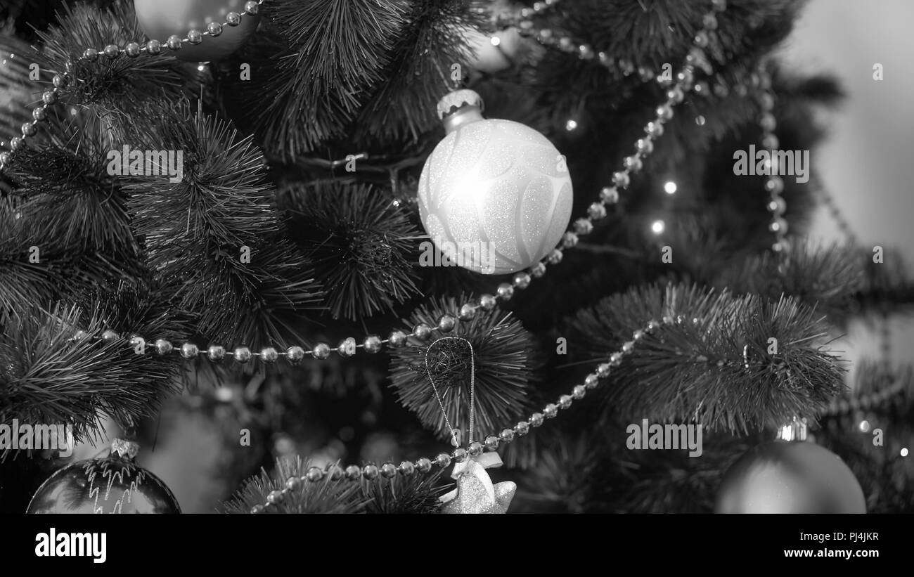 Schwarz-weiß Bild von schönen geschmückten Weihnachtsbaum Stockfoto