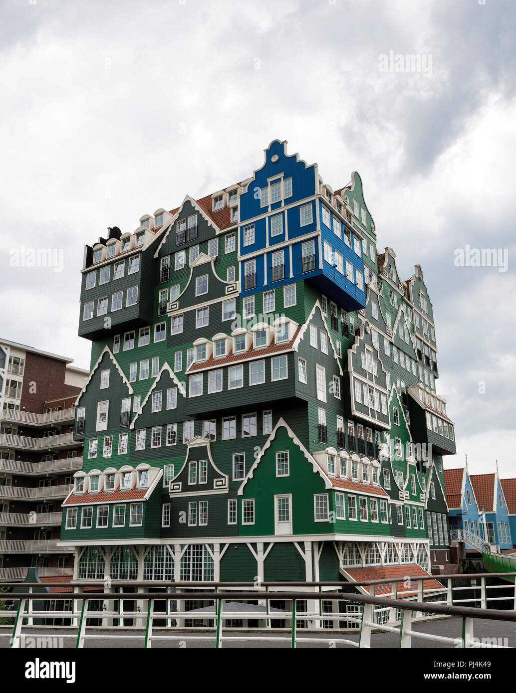 Fassade des modernen Hotels mit Struktur der traditionellen niederländischen Gebäuden in Zaandam, Niederlande Stockfoto