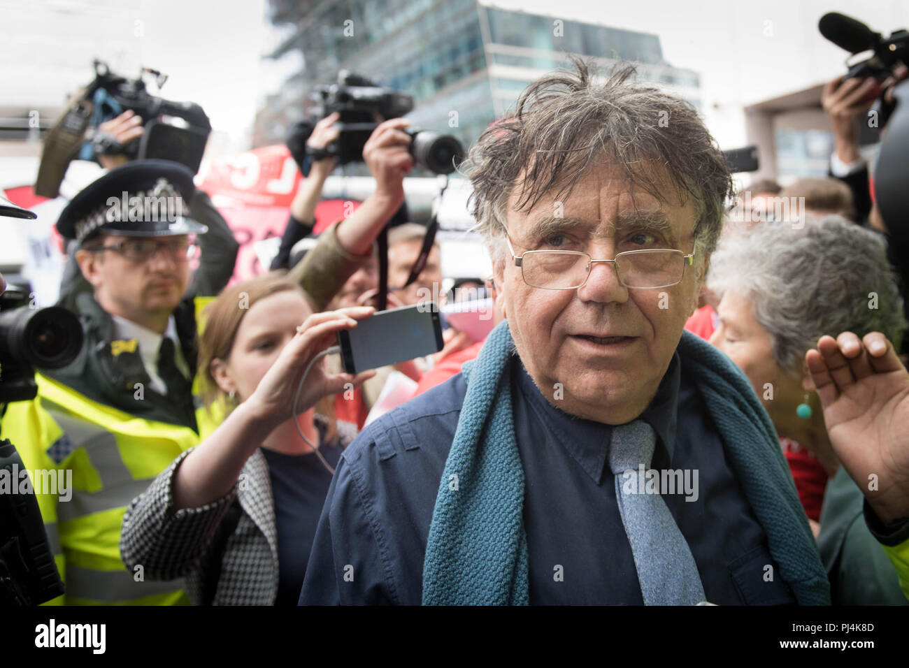 Peter Willsman anreisen, für eine Konferenz der nationalen Exekutivkomitees in London, die erwartet wird, ob die Internationale Erinnerung an den Holocaust Alliance (Ihra) Definition des Antisemitismus und seine Beispiele, die Gegenstand eines erbitterten Streit innerhalb der Partei in den letzten Monaten zu entscheiden. Stockfoto