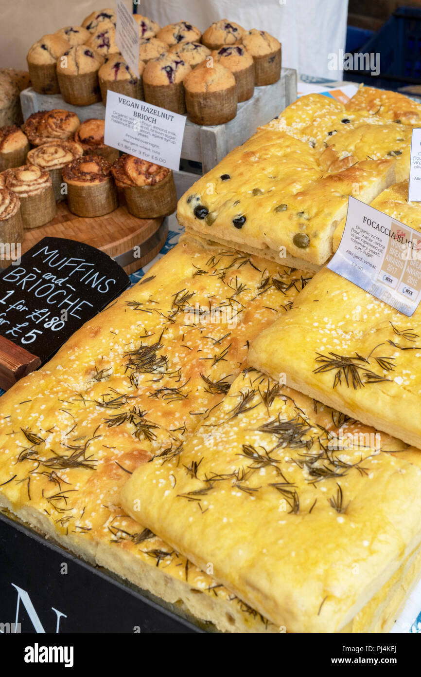 Focaccia Brot für den Verkauf auf dem Die Artisan Baker Abschaltdruck am stroud Farmers Market. Stroud, Gloucestershire, England Stockfoto