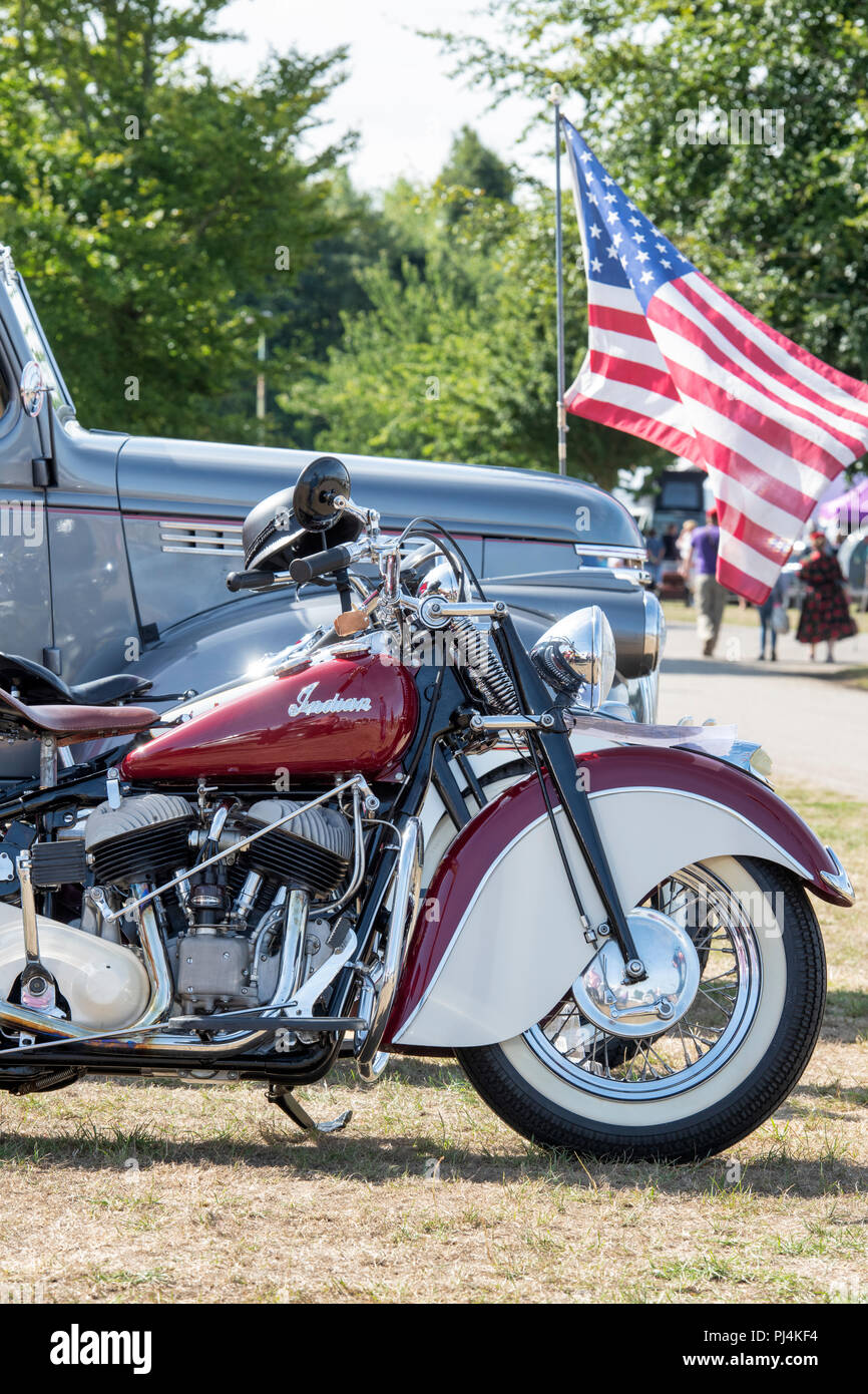 Vintage indische Motorrad und die amerikanische Flagge zu einem Vintage Retro Festival. Großbritannien Stockfoto
