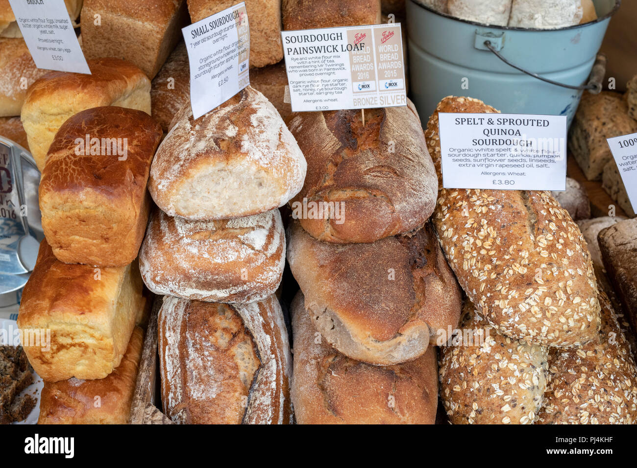 Sauerteig Brot für den Verkauf auf dem Die Artisan Baker Abschaltdruck am stroud Farmers Market. Stroud, Gloucestershire, England Stockfoto