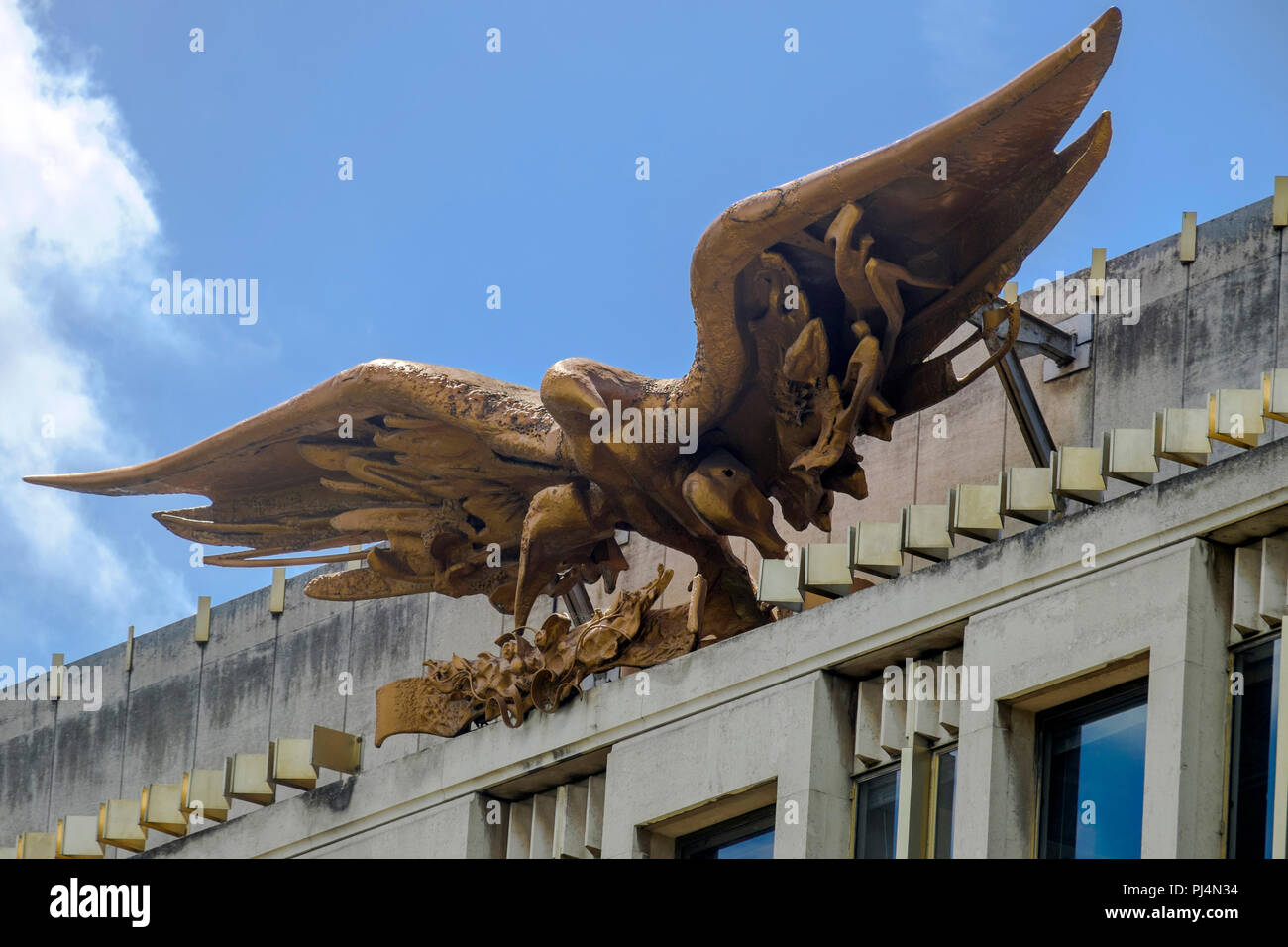 Bronze Adler über dem ehemaligen Vereinigten Botschaft, Grosvenor Square, London, UK Stockfoto