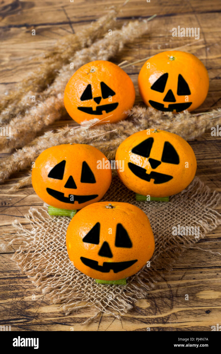 Gezeichnet lustige Gesichter auf Mandarin Orangen für Halloween. Stockfoto