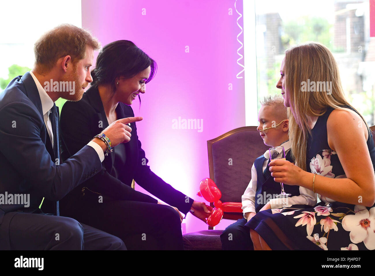 Der Herzog und die Herzogin von Sussex treffen vier-jährige Mckenzie Brackley während der jährlichen WellChild Auszeichnungen bei den Royal Lancaster Hotel in London. Stockfoto