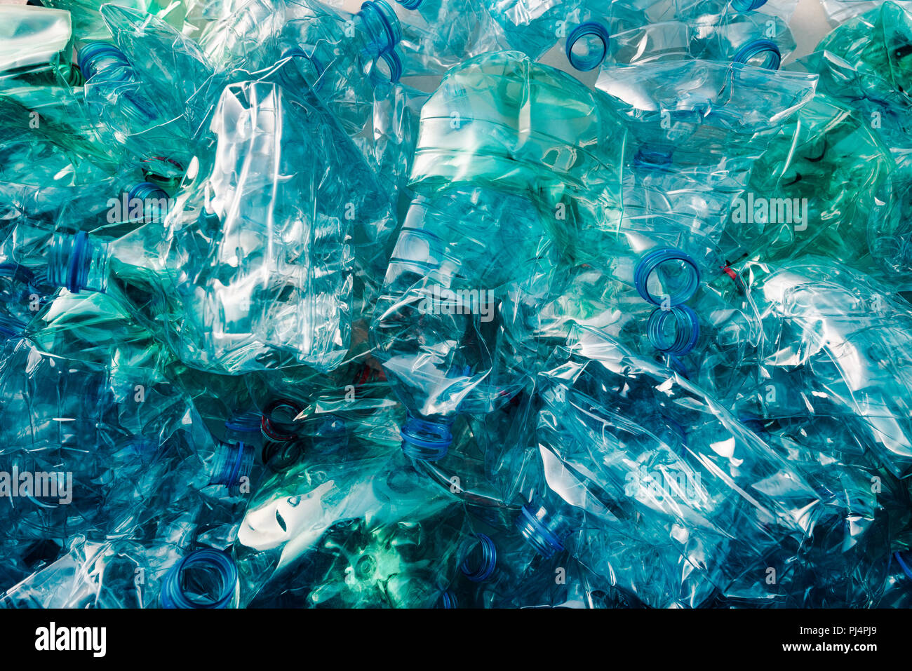 Plastikflaschen heap bereit für das Recycling zerquetscht Stockfoto