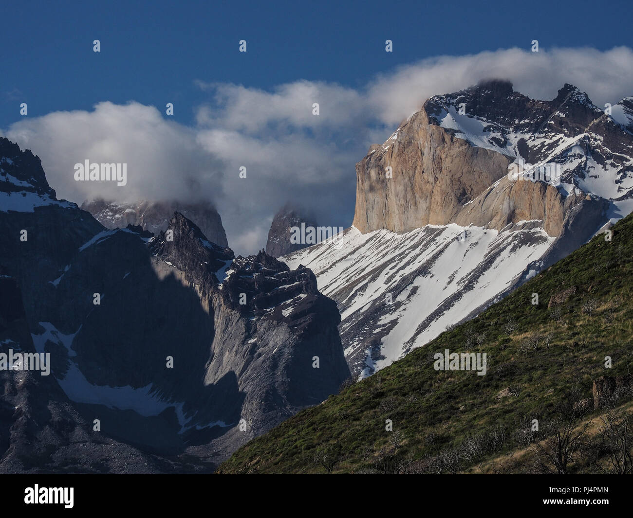Torres del Paine Nationalpark (Spanisch: Parque Nacional Torres del Paine) mit den Türmen von Paine und Paine Hörner, südlichen chilenischen Patagonien. Stockfoto