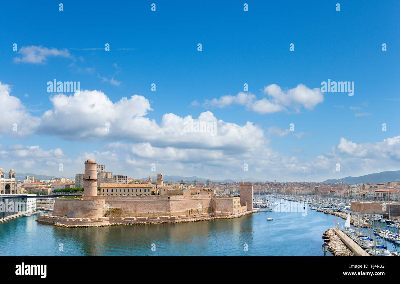 Blick über den Alten Hafen und das Fort Saint-Jean aus dem Palais du Pharo, Marseille, Provence-Alpes-Côte d'Azur, Frankreich Stockfoto