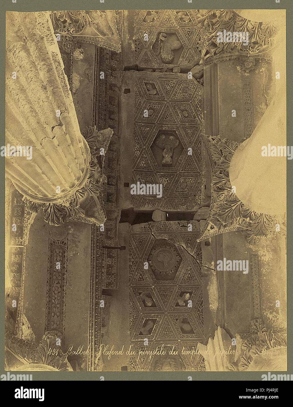 Balbek. Deckenleucht du péristyle du Temple de Jupiter - Bonfils. Stockfoto